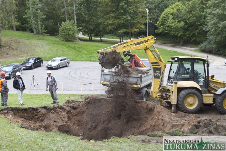 Durbes estrādē Tukumā maina apgaismojuma mastu