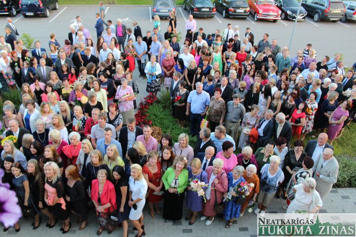 Engures skola nosvinējusi 210. jubileju