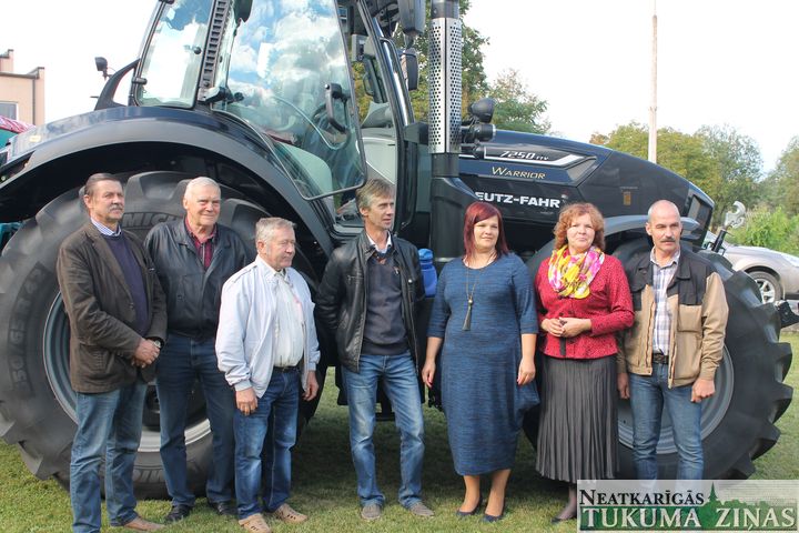 Lauksaimniecības kooperatīvs «Latraps» Kandavas tehnikumam uzdāvina traktoru