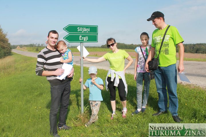 Tēva dienas pārgājienā iepazīta Sēmes apkārtne