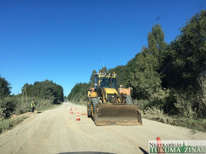 Rindzeles iedzīvotāji bloķē ceļu «Strabag» grants vedējiem /FOTO/