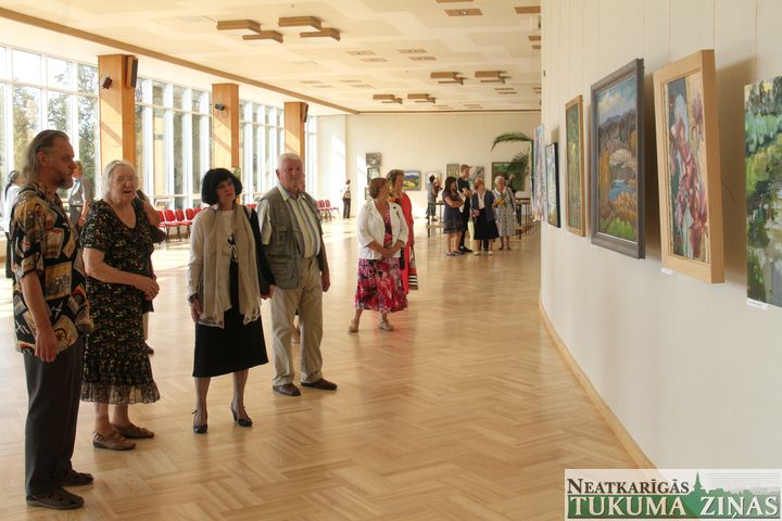 Slampē atklāta piektā Rudens gleznu izstāde /FOTO/