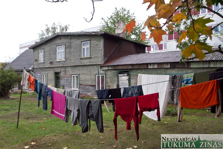 Par 47 000 eiro pirks ēku nojaukšanai, lai izveidotu stāvlaukumu pie Tukuma slimnīcas