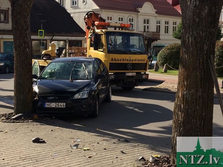 Pensionāre Tukuma centrā ar auto ietriecas kokā