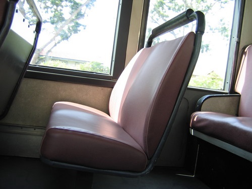 Kandavā strauji bremzējot autobusam, tā pasažieris sabojā vējstiklu