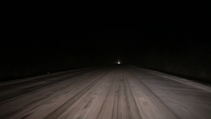 Slampē sniegputeņa laikā apgāzies kravas auto