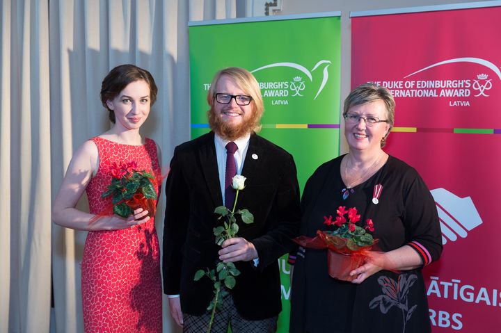 Kandavas jaunieši saņem «Award» apbalvojumus /FOTO/