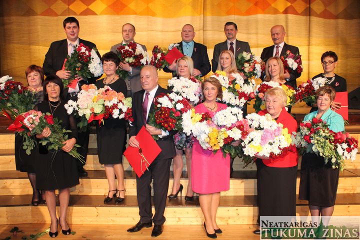 Latvijas dzimšanas dienā godināti kandavnieki