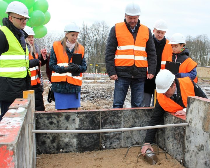 Kandavā iemūrēta kapsula topošās katlumājas pamatos