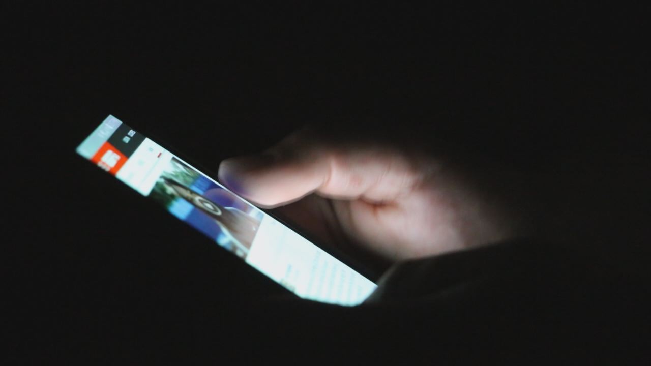 Tukumā paziņa izrauj pusaudzei no rokām telefonu un aizbēg