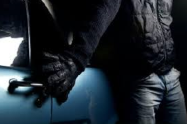 Tukumā nozog iedarbinātu auto