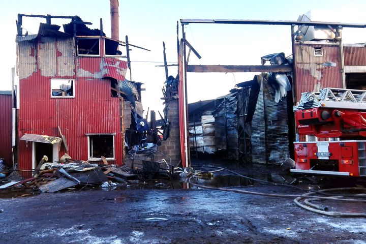 Kandavas pagastā ugunsgrēks izcēlies kokapstrādes uzņēmumā «Cietkoks»