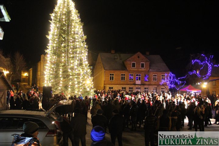 Iedegta Kandavas pilsētas svētku egle /FOTO/