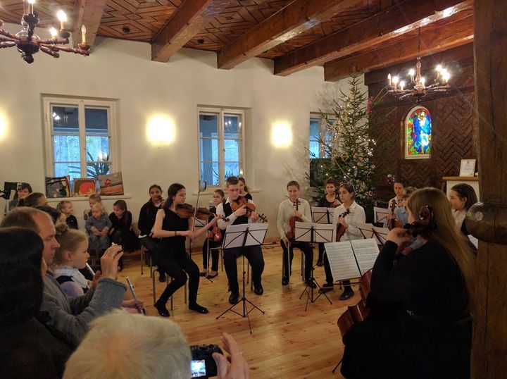 Tukuma un Jūrmalas mūzikas skolu audzēkņi Ķemeru «Meža mājā» /FOTO/