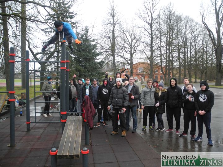 Tukumā aizvadītas ziemas sacensības ielu vingrošanā /VIDEO/