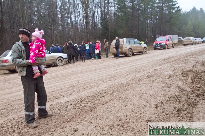 Vairāk nekā 50 zantenieku protestē pret neizbraucamo ceļu Zemīte-Zante /FOTO/