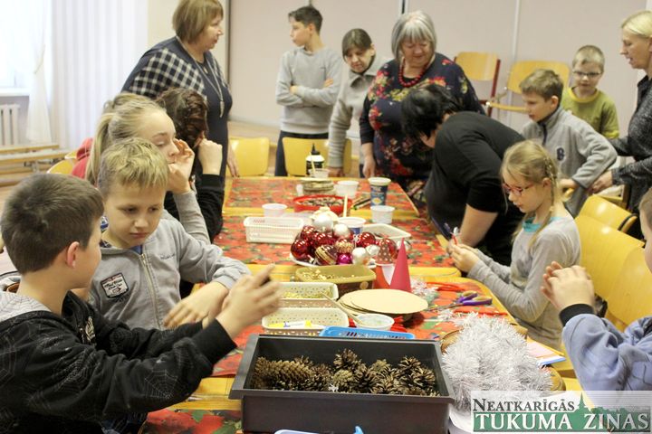Gatavošanās ziemas saulgriežiem Dzirciema internātpamatskolā