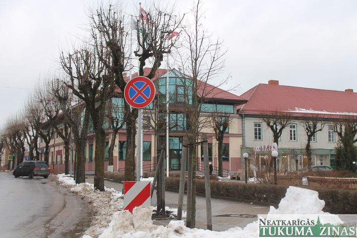 Tukumniekus aicina izteikties par koku ciršanu Brīvības laukumā