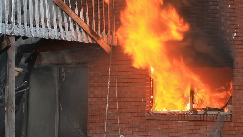 Slampē degusi neapdzīvota ķieģeļu māja