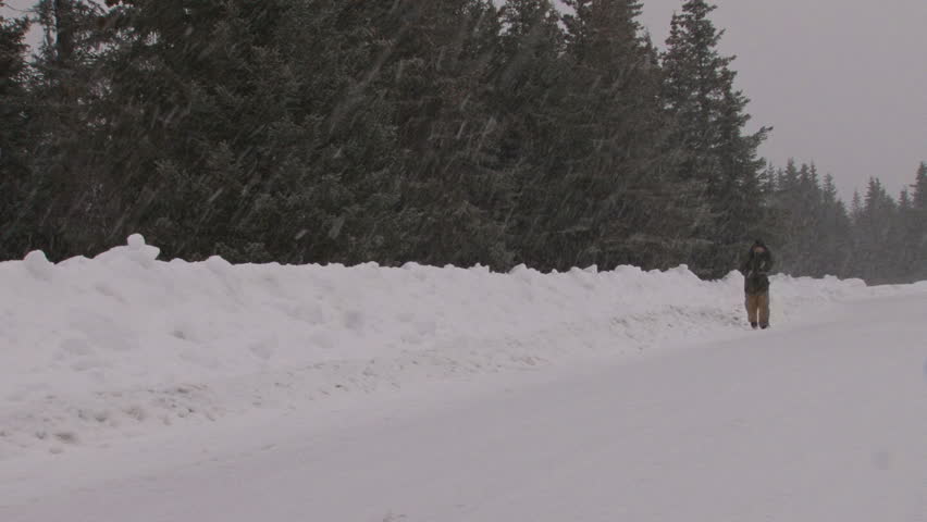 Tumšā puteņa laikā pie Smārdes pagrieziena uzbraukts cilvēkam bez atstarotāja