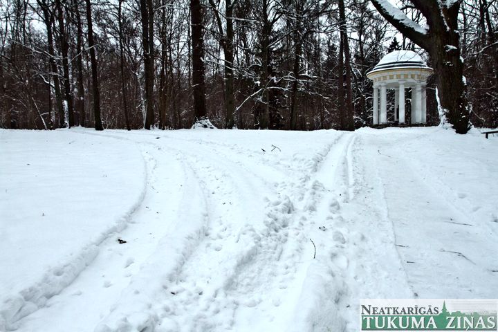 Durbes pils parkā nedrīkst braukt pat ar velosipēdu…