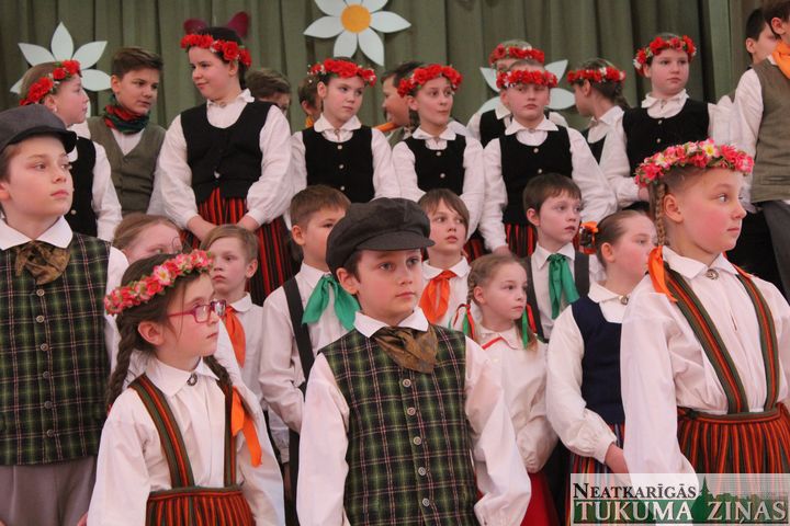 Bērnu dziesmu un deju festivāls Džūkstē /FOTO/