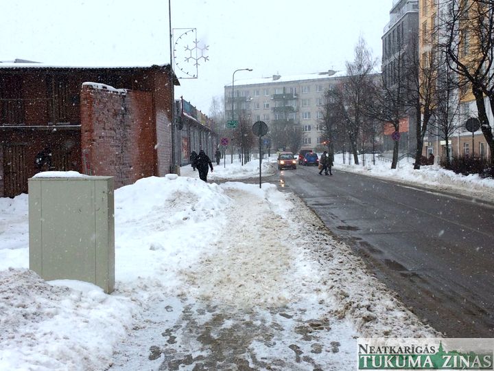 Nenotīrīta ietve pašā Tukuma centrā