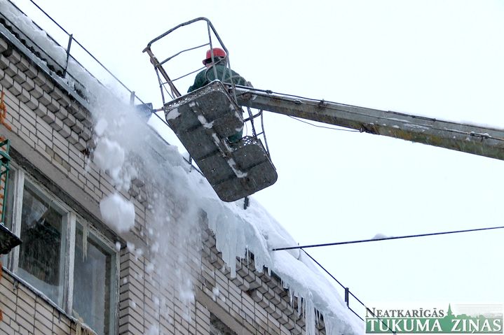 Tukuma namu īpašnieki aicināti tīrīt jumtus