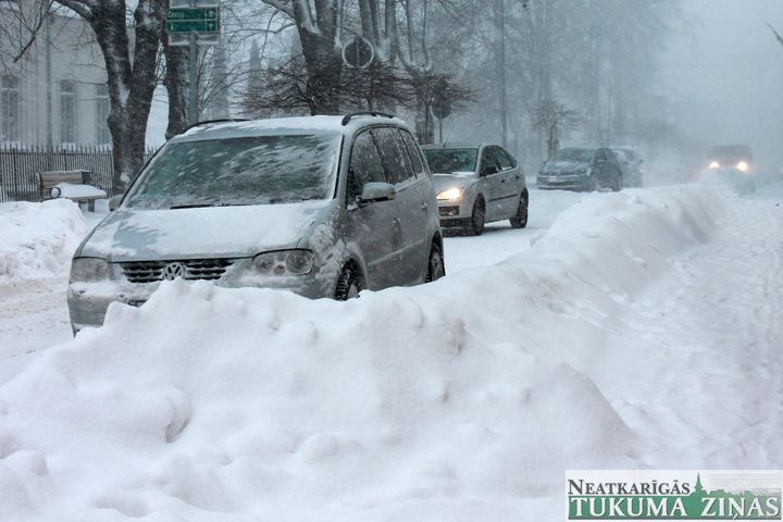 Tukumā un Talsos uz vietējās nozīmes ceļiem veidojas sniega sanesumi