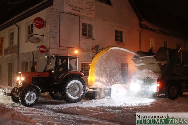 Tukumā sākusies sniega izvešana