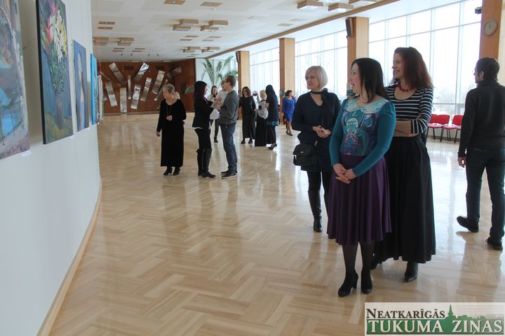 Gleznošanas studijas «Bohēmistes» desmitgades izstāde Slampē /FOTO/