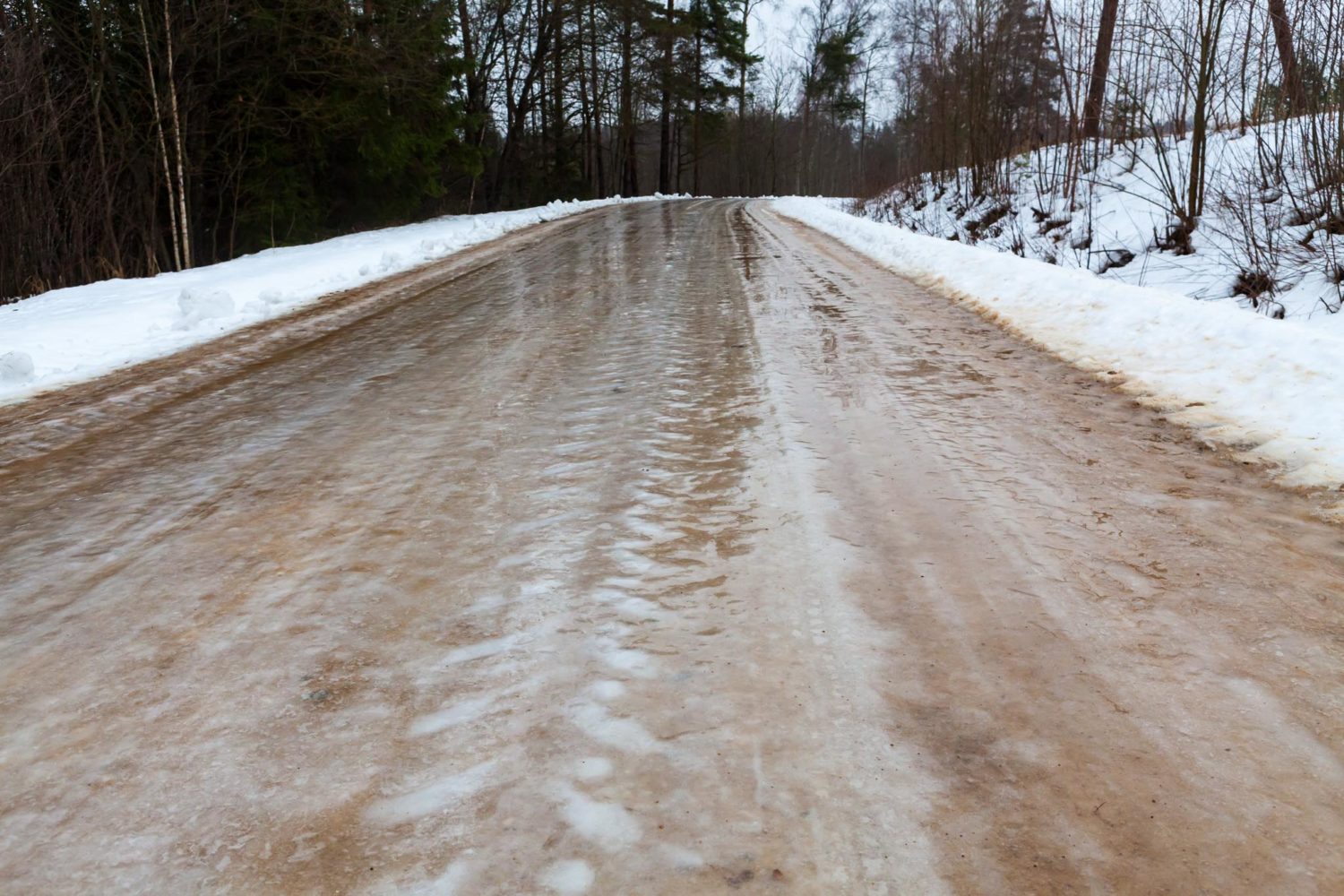 Nekaisīta ceļa dēļ Dzirciemā grāvī ieslīdējuši divi autobusi