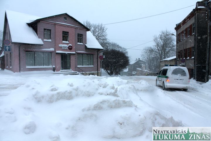 Pārmērīgais sniega daudzums un aukstums izraisījis avārijas un ugunsnelaimes