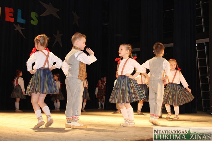 Pašu mazāko dejotāju sadancis Lapmežciemā /FOTO/