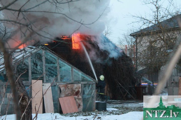 Izcēlies ugunsgrēks Tukumā, Meža ielā