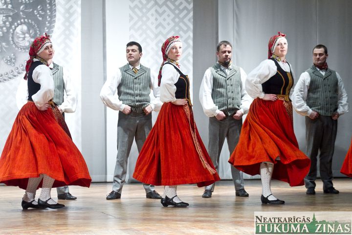 Deju koncerts «Nameja gredzena rotā» Slampē /FOTO/