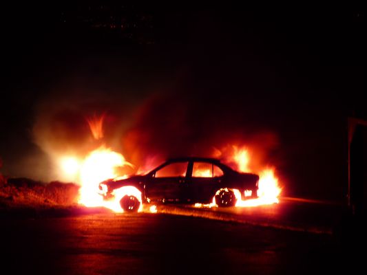 Sēmē, iespējams, ļaunprātīgi aizdedzināta automašīna