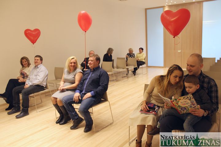 Tukumā trīs pāri atzīmē kopīgas Papīra kāzas