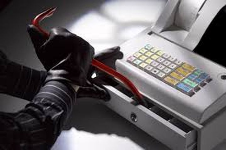 Tukumā gaišā dienas laikā vīrietis iesit pārdevējai un nozog kases aparātu