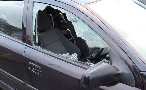 Džūkstē vīrietis nozog naudu un izdauza logus mājai un automašīnai