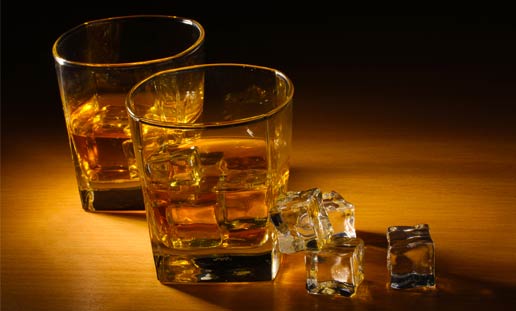 Tukumā kāds vīrietis 10 minūšu laikā paspēj nozagt viskija pudeles divos veikalos