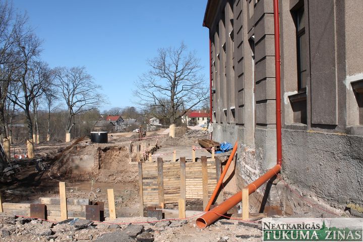 Rakšanas darbi radījuši plaisas Tukuma 3. pamatskolas ēkā