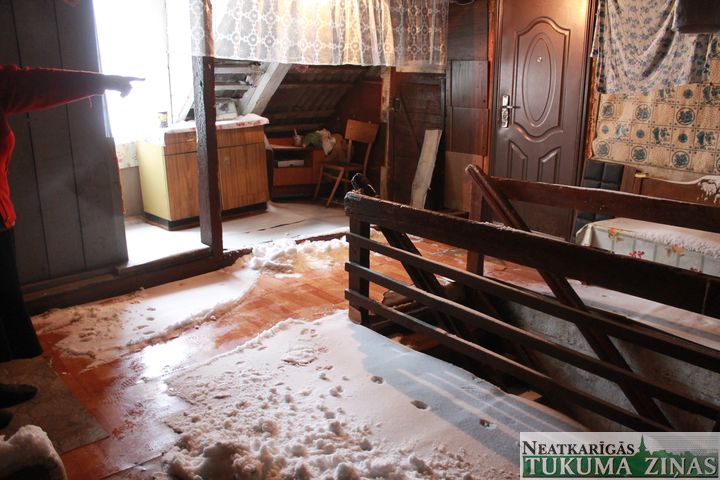 Tukuma pašvaldības mājā tek jumts un koridori pilni ar sniegu /FOTO/