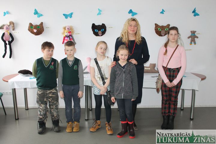 Kandavā atklāta rotaļlietu izgatavošanas pulciņa izstāde