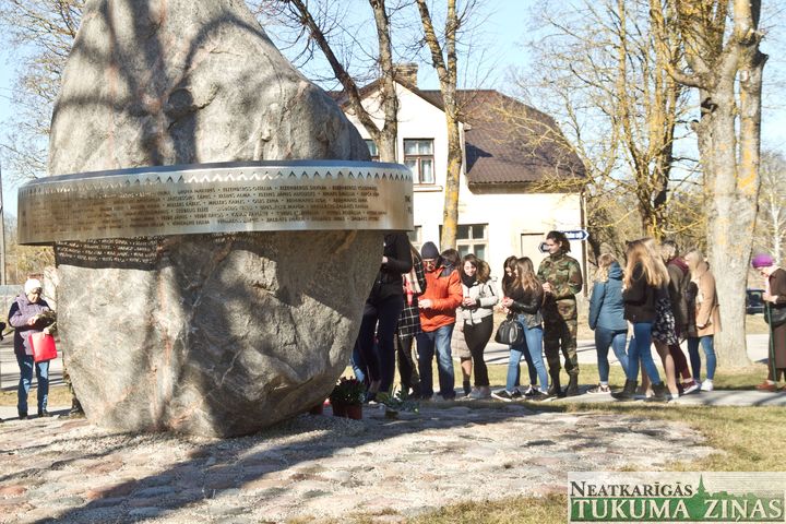 Komunistiskā genocīda upuru piemiņas brīdis Slampē /FOTO/
