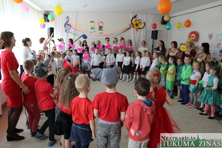 Tukuma bērnudārzā «Vālodzīte» notikuši koru kari /FOTO/