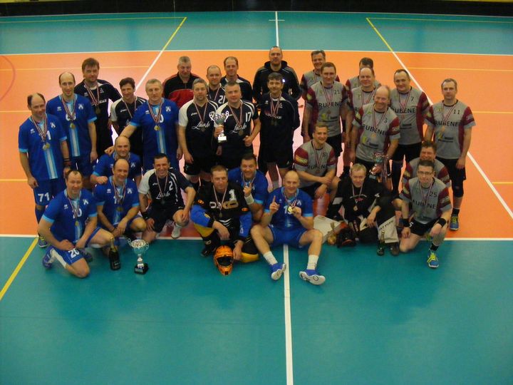 Ar finālu Irlavā noslēdzas Latvijas florbola veterānu čempionāts /FOTO/