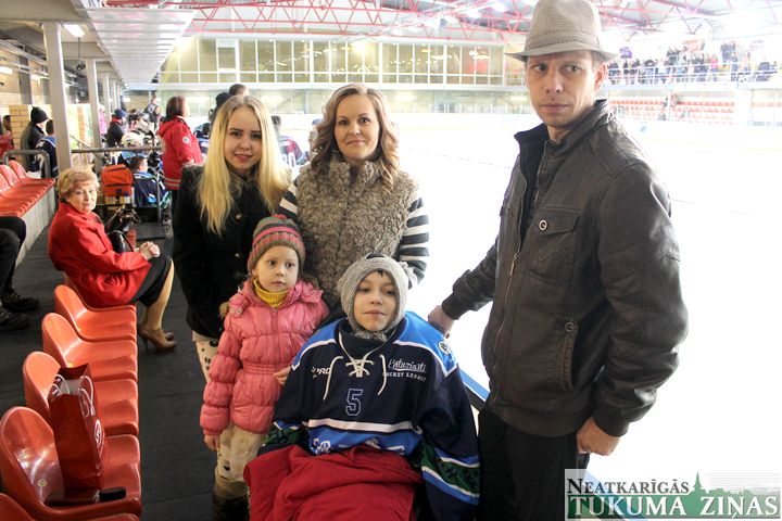 Tukumā labdarības spēlē hokejā puisēna rehabilitācijai saziedo 1500 eiro