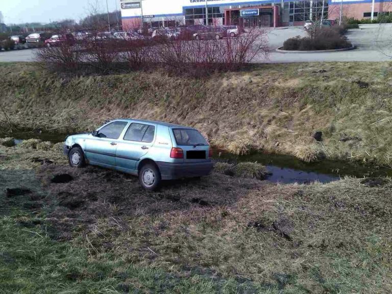 Sieviešu dienas rallija dalībniece Tukumā izraisa avāriju