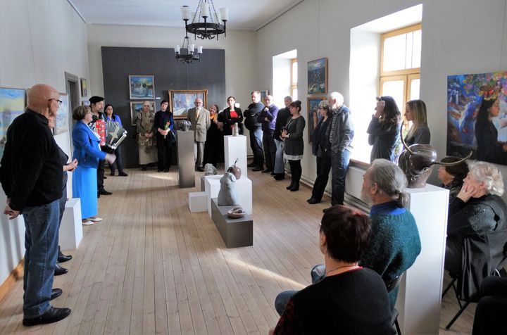 Kandavas muzejā atklāta trīs mākslinieku darbu izstāde